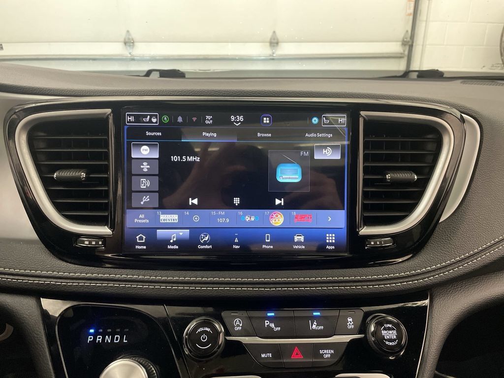 Used 2025 Chrysler Pacifica Limited w/ Trailer Tow Group AWD/4WD image 7
