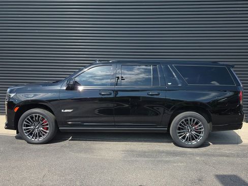 Used 2023 Cadillac Escalade ESV V AWD/4WD image 2