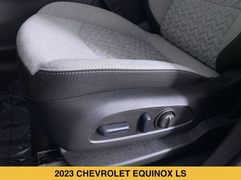 Used 2023 Chevrolet Equinox LS w/ LS Convenience Package FWD image 9