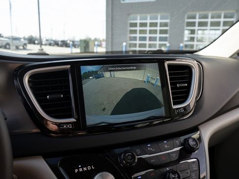 Used 2024 Chrysler Pacifica Touring-L FWD image 25