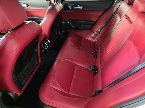 Used 2019 Alfa Romeo Giulia image 15