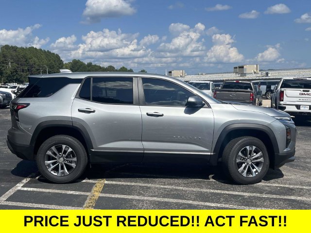 Used 2026 Chevrolet Equinox LT w/ Safety and Technology Package FWD image 2