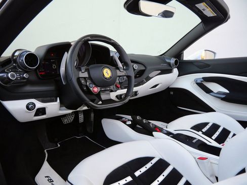 Used 2022 Ferrari F8 Tributo image 17