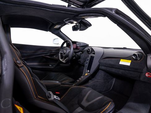 Used 2025 McLaren 750S image 19