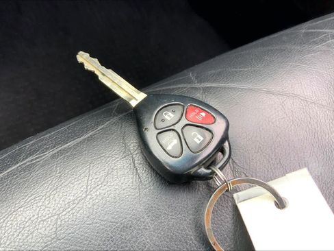 Used 2011 Toyota Avalon Limited image 13