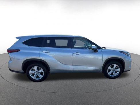 Used 2025 Toyota Highlander LE FWD image 16
