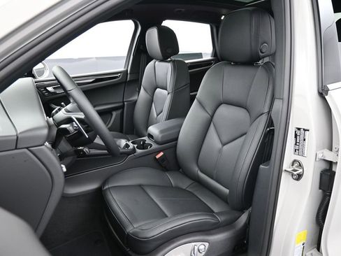 New 2026 Porsche Macan AWD/4WD image 5