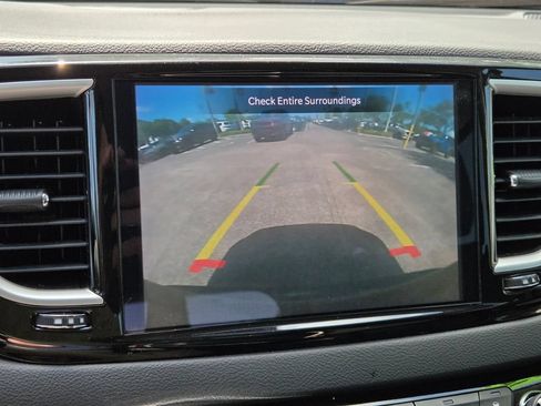 Used 2024 Chrysler Pacifica Touring-L FWD image 26
