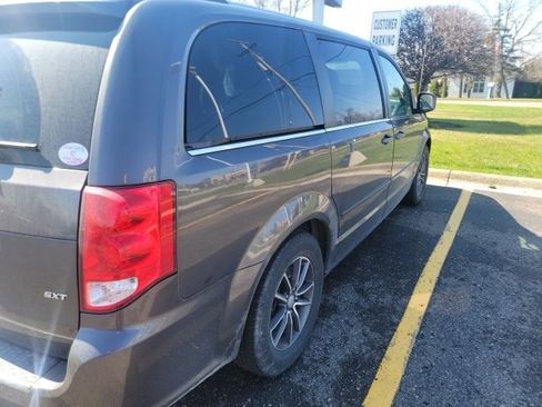Used 2017 Dodge Grand Caravan SXT w/ Driver Convenience Group image 4