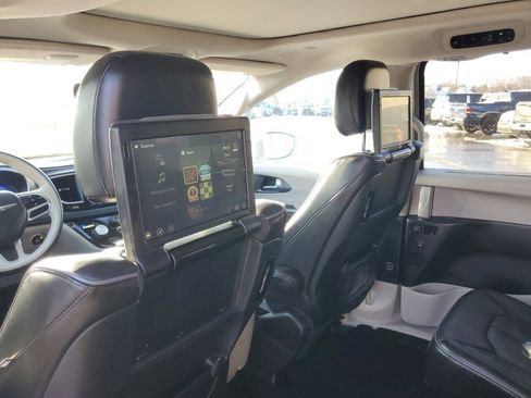 Used 2019 Chrysler Pacifica Limited image 34