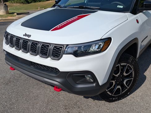 Used 2025 Jeep Compass Trailhawk AWD/4WD image 13