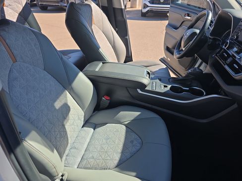 Used 2022 Toyota Highlander Bronze Edition image 19