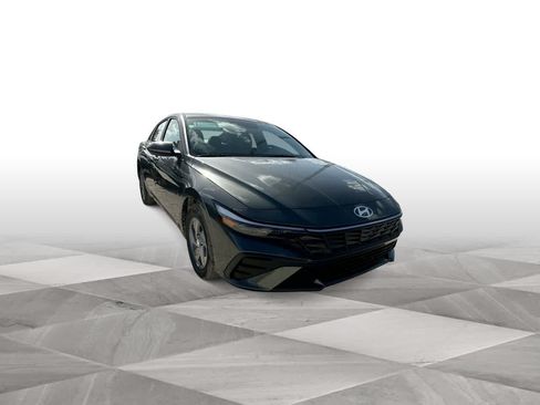 New 2025 Hyundai Elantra SE FWD image 2
