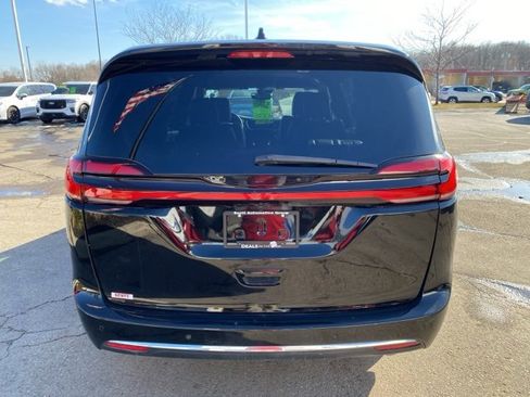 Used 2026 Chrysler Pacifica Select image 4
