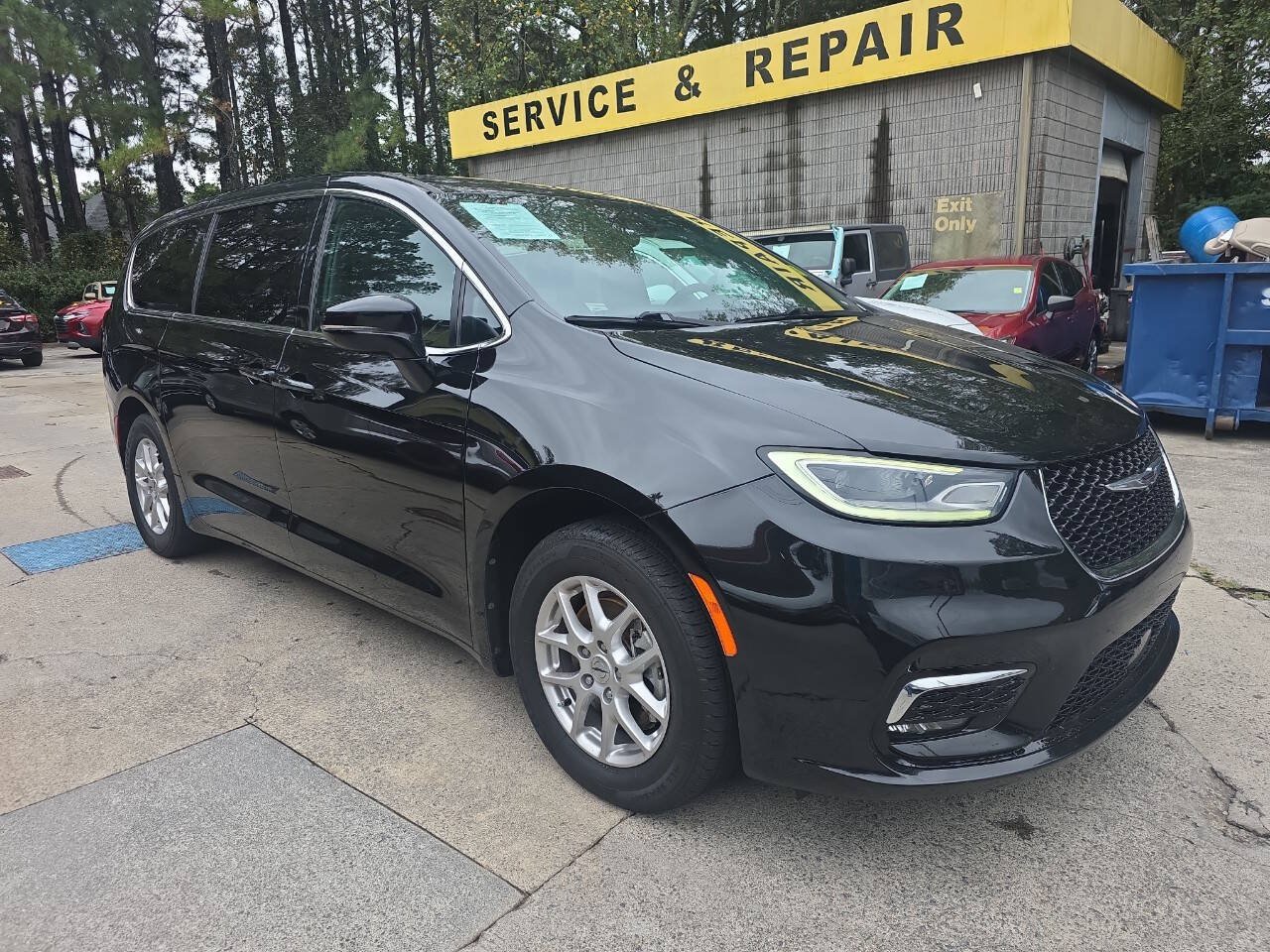 Used 2024 Chrysler Pacifica Touring FWD image 4