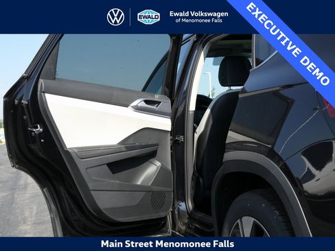 Used 2025 Volkswagen Taos SE image 39