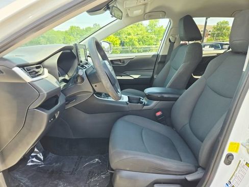 Used 2021 Toyota RAV4 LE AWD/4WD image 14