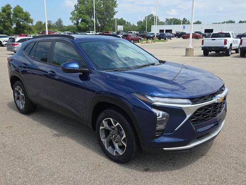 Used 2024 Chevrolet Trax LT w/ LT Convenience Package FWD image 9