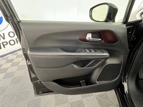 Used 2019 Chrysler Pacifica Touring-L image 29