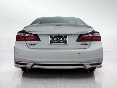 Used 2017 Honda Accord Touring image 4