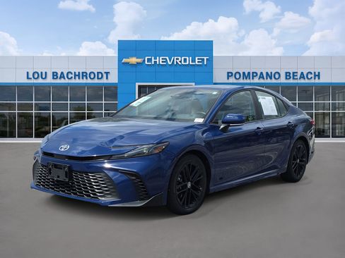 Used 2025 Toyota Camry SE image 3