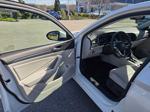 Used 2023 Volkswagen Jetta SE w/ Panoramic Sunroof Package image 21
