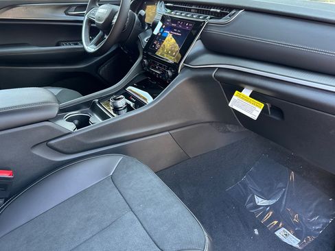 New 2025 Jeep Grand Cherokee Laredo image 15