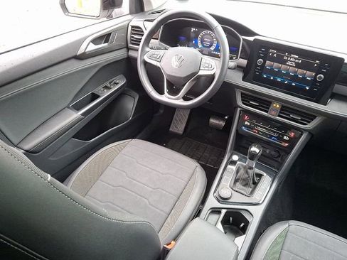 Certified 2025 Volkswagen Taos SE image 14