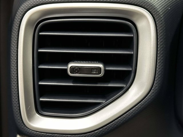 Used 2025 Hyundai Venue Limited FWD image 37
