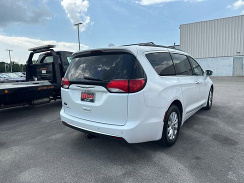 Used 2017 Chrysler Pacifica Touring-L image 6