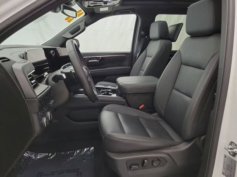 Used 2025 Chevrolet Suburban Z71 w/ Z71 Off-Road Package AWD/4WD image 9