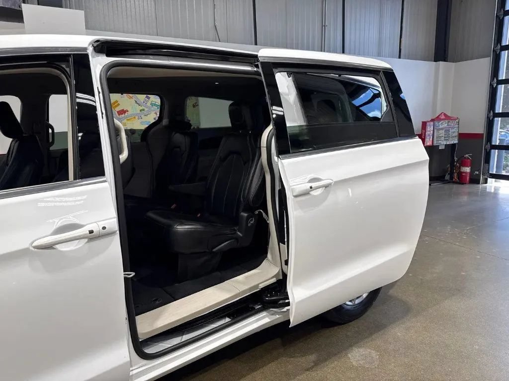 Used 2024 Chrysler Pacifica Touring-L FWD image 18