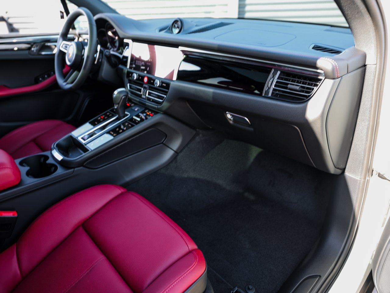 Certified 2026 Porsche Macan AWD/4WD image 28