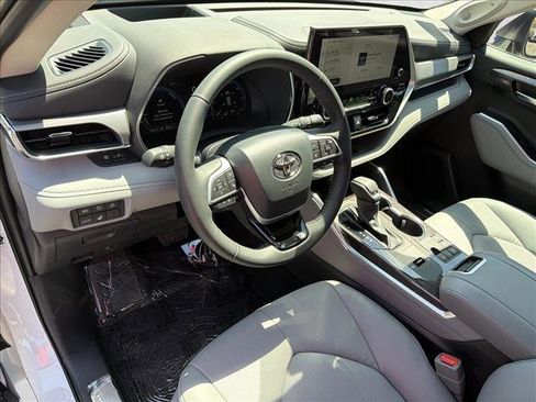 New 2026 Toyota Highlander Platinum AWD/4WD image 13