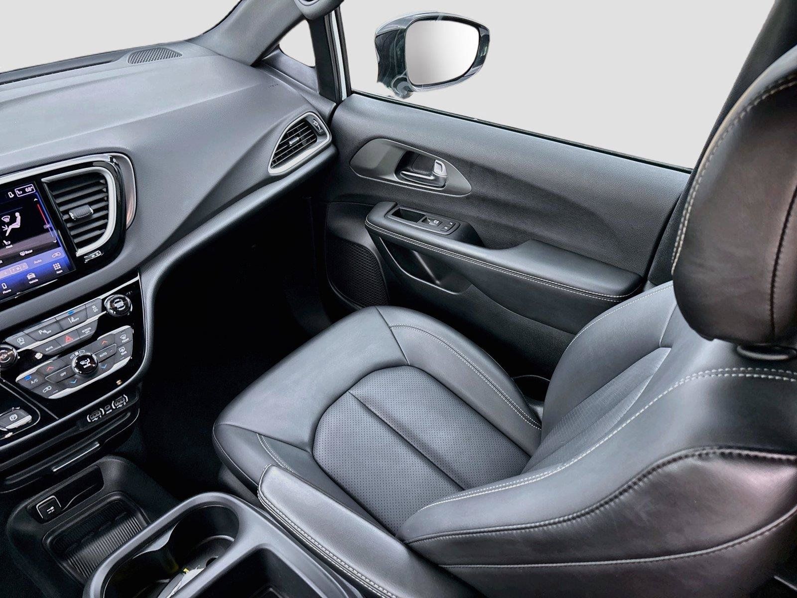 Certified 2025 Chrysler Pacifica Select FWD image 24