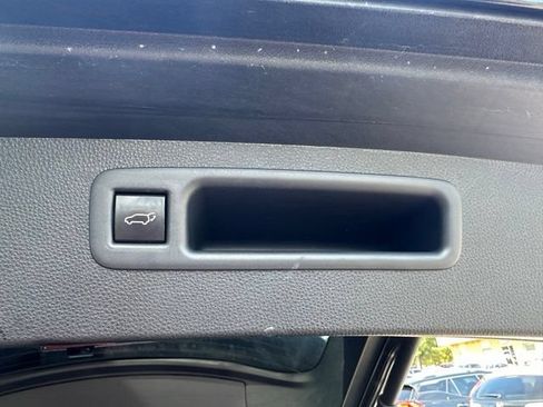 Used 2021 Toyota Highlander XLE AWD/4WD image 23
