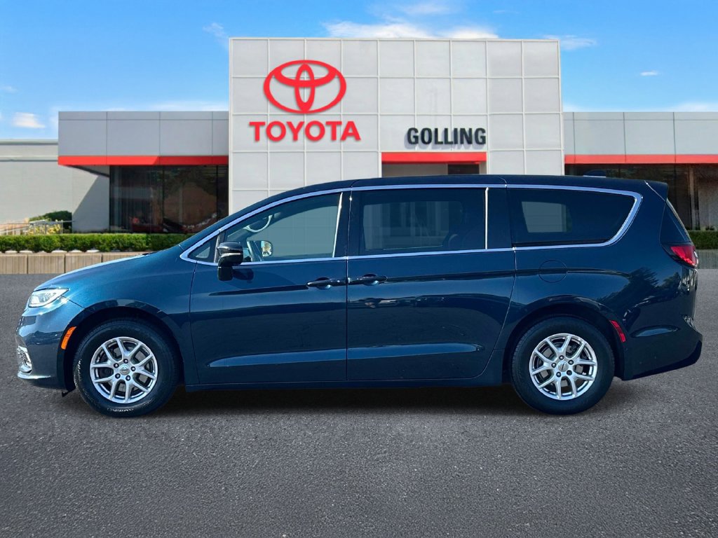 Used 2024 Chrysler Pacifica Touring FWD image 2