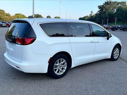 Used 2023 Chrysler Voyager LX FWD image 6
