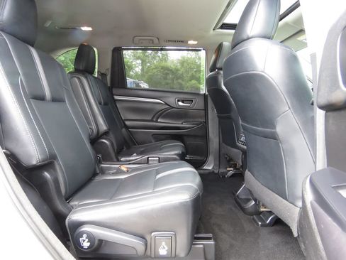 Used 2018 Toyota Highlander SE AWD/4WD image 16
