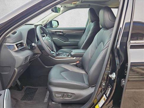 Used 2025 Toyota Highlander Limited AWD/4WD image 17