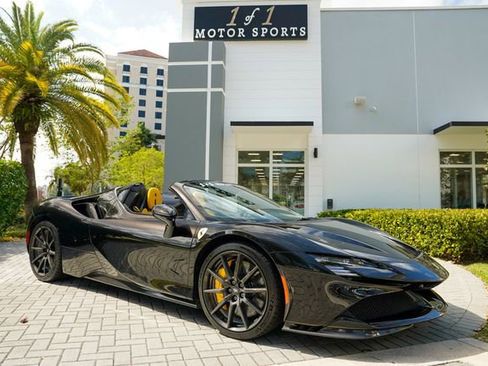 Used 2022 Ferrari SF90 Spider image 1