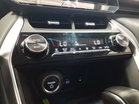 Used 2023 Toyota Venza LE AWD/4WD image 7