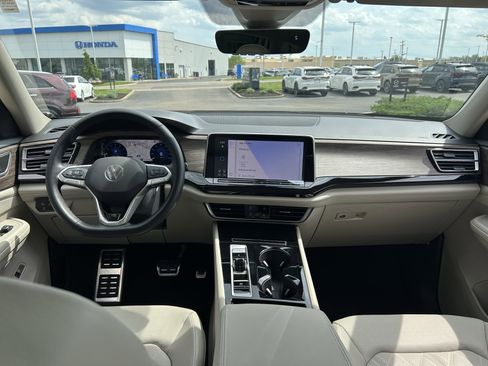 Used 2024 Volkswagen Atlas SEL Premium R-Line image 9