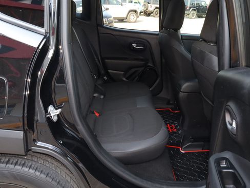 Used 2017 Jeep Renegade Altitude FWD image 24