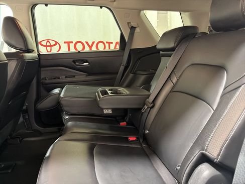 Used 2025 Nissan Pathfinder SL AWD/4WD image 19