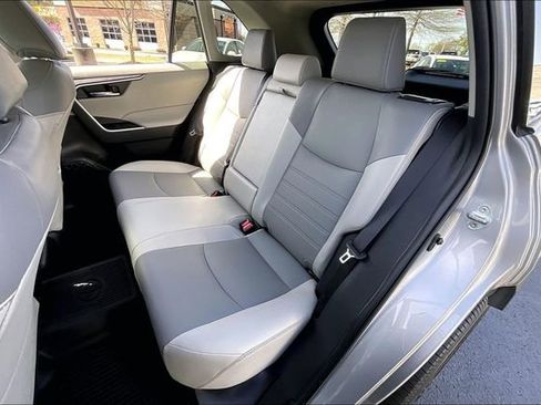Used 2022 Toyota RAV4 XLE Premium image 26