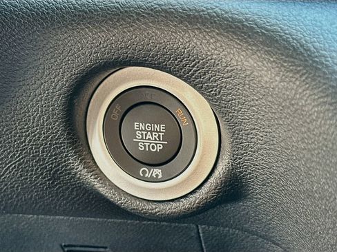 New 2027 Chrysler Pacifica Select FWD image 18