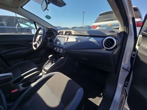 Used 2025 Nissan Versa SV image 9