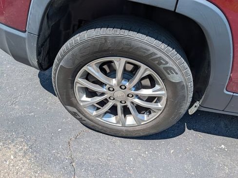 Used 2019 Jeep Cherokee Latitude Plus AWD/4WD image 5