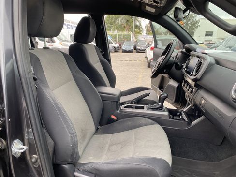 Used 2022 Toyota Tacoma TRD Off-Road AWD/4WD image 23